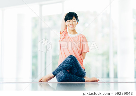 一個女人在做瑜伽。 99289048