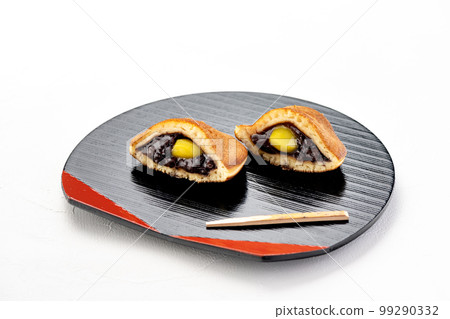 黑色托盤上的栗子銅鑼燒 黑色托盤上的栗子銅鑼燒 99290332