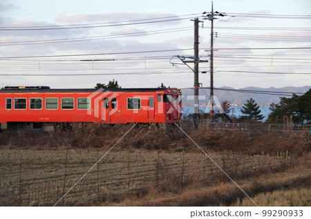 傍晚沿著中海線行駛的朱紅色慢車 99290933