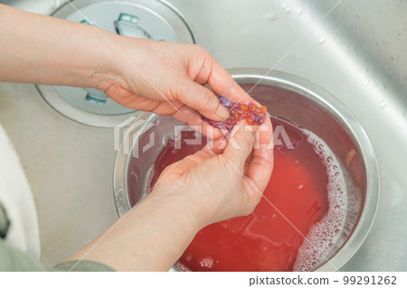 [To make salmon roe marinated in soy sauce, put raw salmon roe in lukewarm water with salt] 99291262