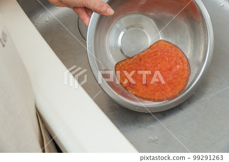 [Rinse the loosened raw salmon roe to make salmon roe marinated in soy sauce] 99291263