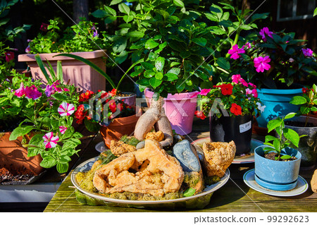 Zen garden pots with plants and open geodes Zen garden pots with plants and open geodes 99292623
