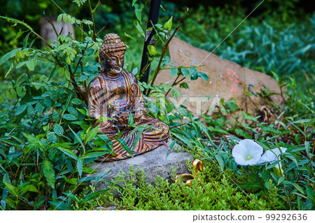 Temple gardens with small statue of Buddha 99292636