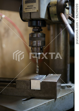 Threading with a Tapping Drilling Machine Threading with a Tapping Drilling Machine 99294099