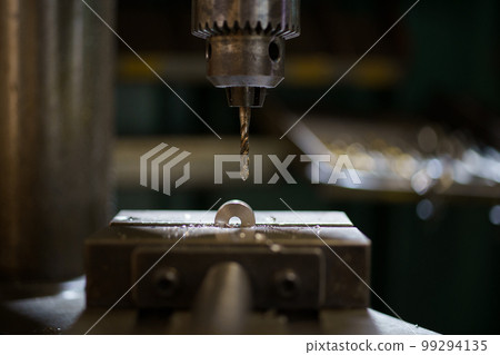 Thread cutting with a tapping drilling machine 99294135
