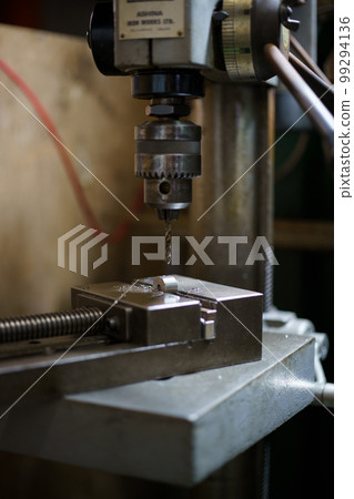 Thread cutting with a tapping drilling machine Thread cutting with a tapping drilling machine 99294136