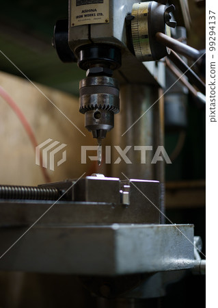 Thread cutting with a tapping drilling machine Thread cutting with a tapping drilling machine 99294137