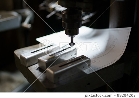 用鑽孔機加工去毛刺 99294202