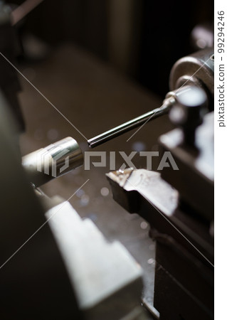 用車床加工零件 用車床加工零件 99294246