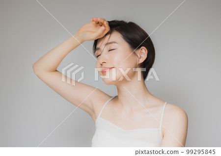 A woman with short hair 99295845