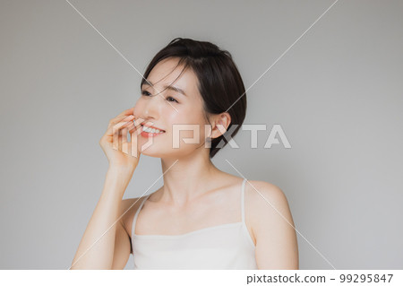 A woman with short hair 99295847