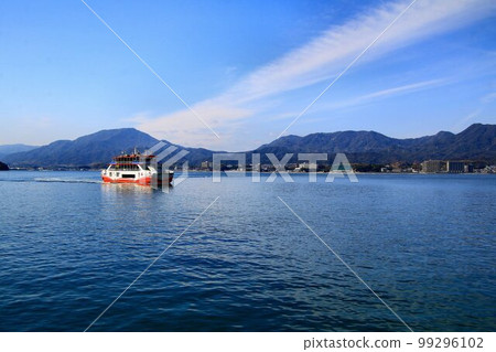 To Miyajima in Aki ... The gateway to the sea and the ferry 99296102
