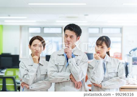 Worker thinking in the office 99296316