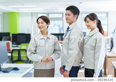 在辦公室放鬆的工人肖像 99296320