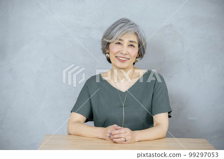 senior woman looking at camera 99297053