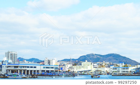 山海之城神戶 從海邊眺望須磨阿爾卑斯山 山海之城神戶 從海邊眺望須磨阿爾卑斯山 99297250