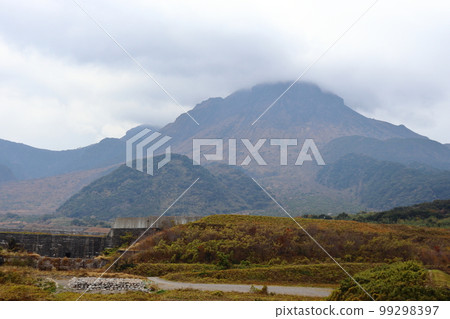 Mt. Unzen, traces of lahar (volcanic mudflow) at the eastern foot of the mountain, and Mt. Bizan 99298397