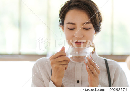 女人喝熱水的照片 99298574