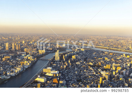 從東京晴空塔看荒川和隅田川的夜景 從東京晴空塔看荒川和隅田川的夜景 99298785