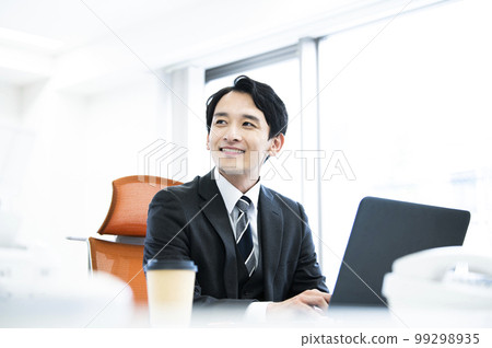 商務談話微笑男性辦公室 99298935