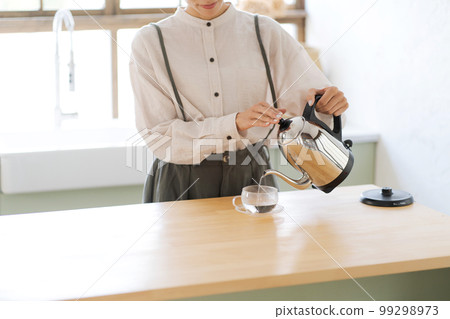 女人喝熱水的照片 99298973
