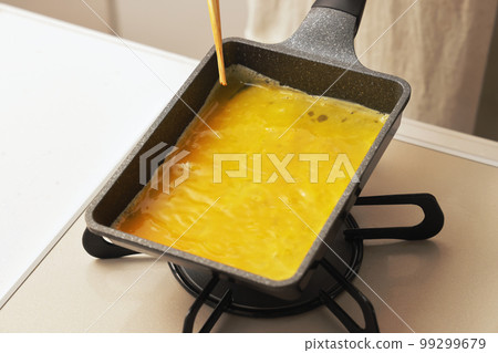 廚房裡正在煮玉子燒 99299679