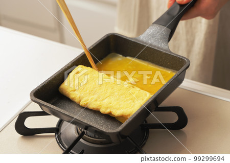 廚房裡正在煮玉子燒 廚房裡正在煮玉子燒 99299694