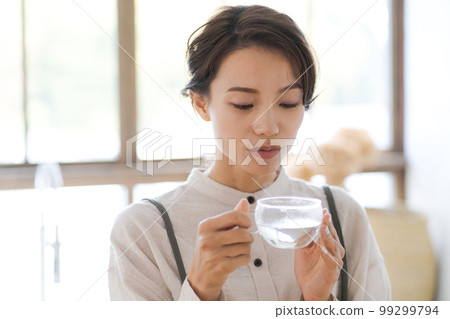 女人喝熱水的照片 女人喝熱水的照片 99299794