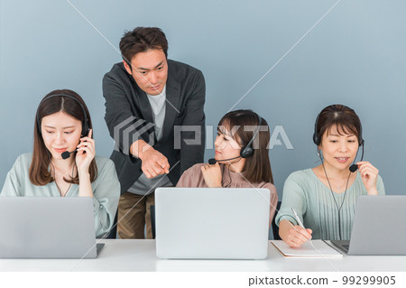 呼叫中心接線員女性和指導男性 (teleope / teleapo) 99299905