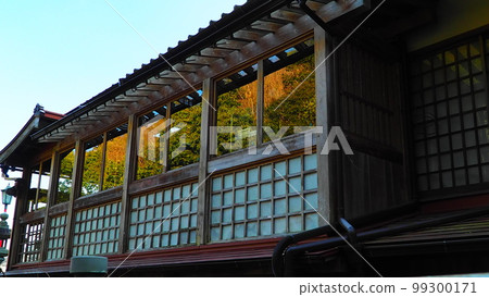 反射秋葉的木建築的玻璃窗 99300171