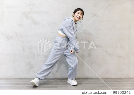 在舞蹈工作室跳舞的年輕女子舞蹈嘻哈形象 99300241