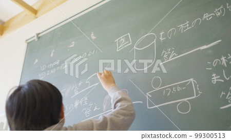 寫數學答案的小學男孩 99300513