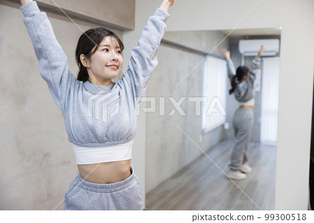 在舞蹈室裡看著鏡子跳舞的年輕女子舞蹈嘻哈形象 99300518