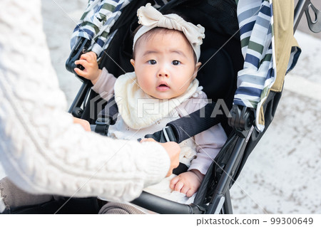準備出門媽媽把嬰兒放在嬰兒車裡 99300649