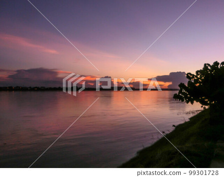 Dusk on the Mekong River on the banks of the Vientiane River, the capital of Laos 99301728