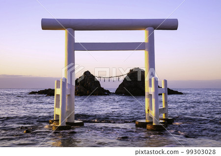 日落時美麗的二見浦白色鳥居門和夫妻岩(福岡縣糸島市) 日落時美麗的二見浦白色鳥居門和夫妻岩(福岡縣糸島市) 99303028