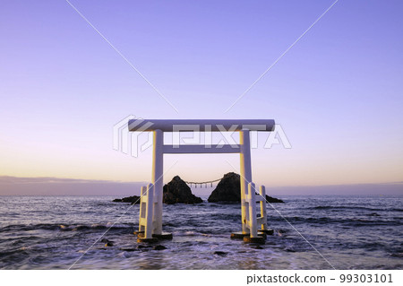 日落時美麗的二見浦白色鳥居門和夫妻岩（福岡縣糸島市） 99303101