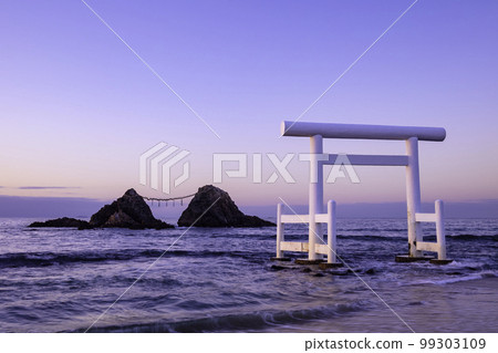 日落時美麗的二見浦白色鳥居門和夫妻岩(福岡縣糸島市) 日落時美麗的二見浦白色鳥居門和夫妻岩(福岡縣糸島市) 99303109
