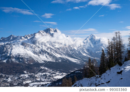 Cortina d'Ampezzo 冬季多洛米蒂山脈的滑雪勝地 99303360