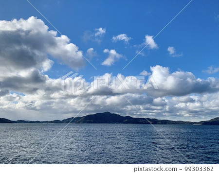 雲彩、天空、海和山的對比 雲彩、天空、海和山的對比 99303362