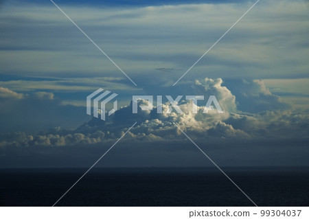 下午的天空和大海，有積雨雲和各種雲 夏天 220727pm 99304037