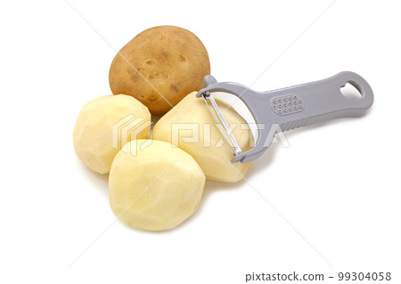 用削皮器削皮的新土豆 [白色背景/剪裁] 99304058