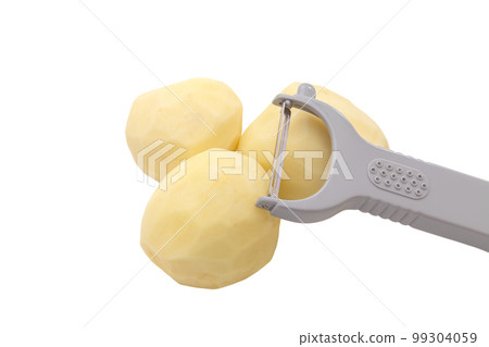 用削皮器削皮的新土豆 [白色背景/剪裁] 99304059