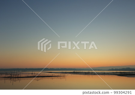 印巴湖的日出景色 印巴湖的日出景色 99304291