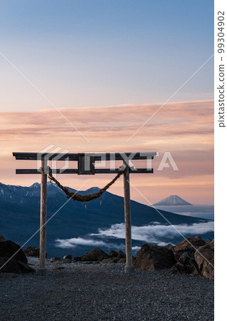 Dawn of Kurumayama (View of Mt. Fuji from Kurumayama Shrine) 99304902