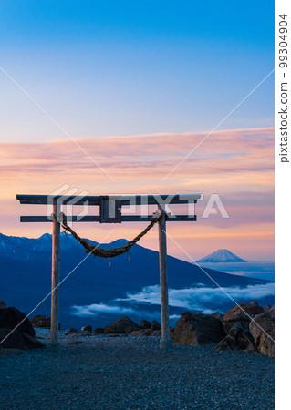 Dawn of Kurumayama (View of Mt. Fuji from Kurumayama Shrine) 99304904