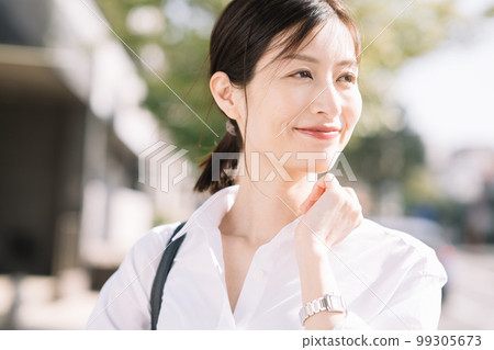 穿白襯衫的職業女性 99305673