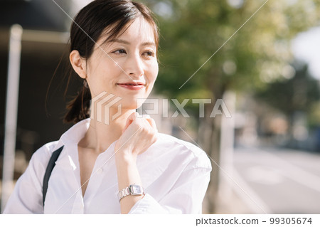 穿白襯衫的職業女性 99305674