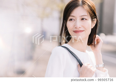 穿白襯衫的職業女性 99305716