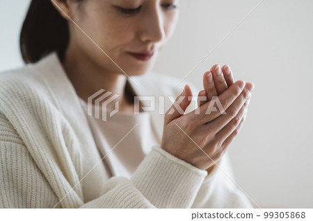 A woman who feels anxiety and body cold 99305868